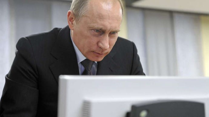 Путин поручил полиции активно мониторить интернет