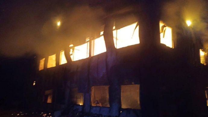 В Херсоне из-за обстрела горело здание производственного комплекса