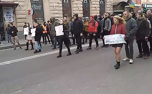 В Харькове полиция защищала участников женского марша от националистов