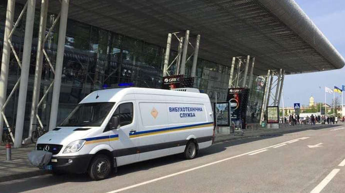 З аеропорту Львова евакуювали людей: знайшли підозрілу сумку