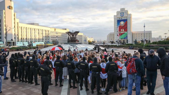 Женские песни против ОМОНа: в Беларуси не стихают протесты