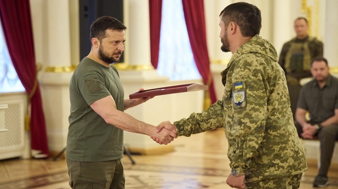 Zelenskyy honours almost 400 soldiers with state decorations
