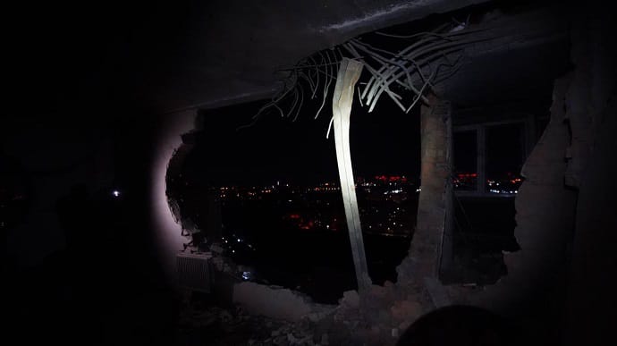Рятувальники показали наслідки атаки на Київ: у трьох квартирах зруйновані стіни