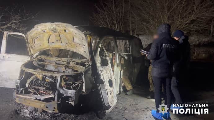 Полицейские показали взорванное авто Украинской добровольческой армии
