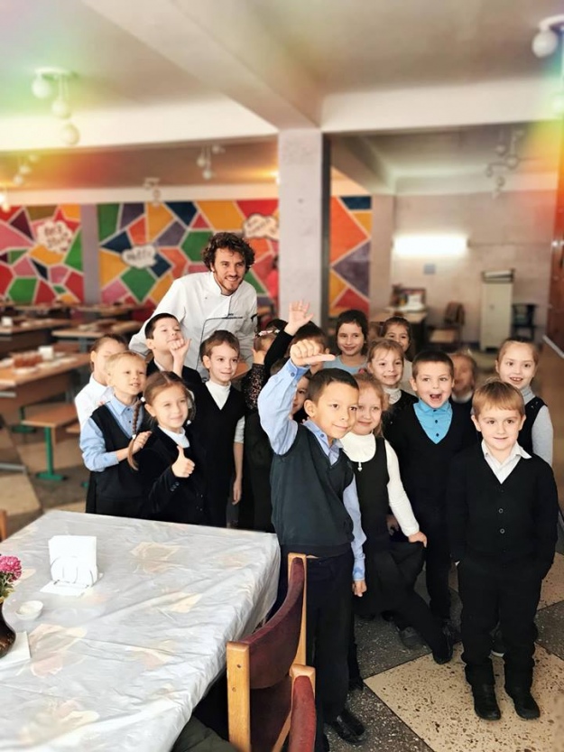 Євген Клопотенко не просто проаналізував застаріле меню українських їдалень у школах, але й розробив нове, з урахуванням кількості корисних речовин та навіть цікавості для дітей