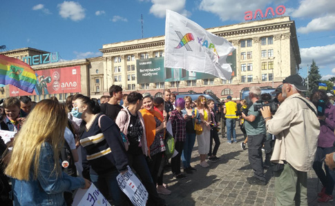 ХарківПрайд: На площу прийшли прихильники традиційних цінностей, прайд закидали яйцями 