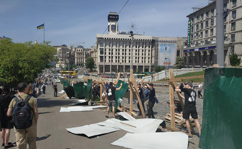 Возле Майдана снесли забор: мешал расследованию убийств Небесной сотни