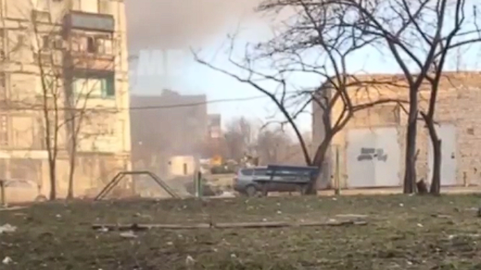 Кадировці заради відео обстріляли з танка вже окуповані райони Маріуполя – мерія