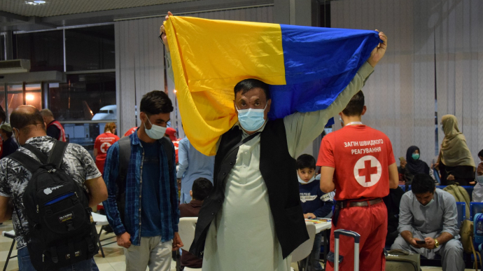 Про статус біженця попросили вже 65 афганців, яких евакуювала Україна
