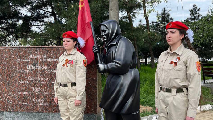 Оккупанты в Мариуполе установили бабку с флагом СССР, приехал путинский куратор Кириенко