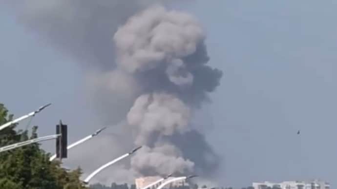 У Луганську прогриміли вибухи: кажуть про удар по військовому містечку окупантів