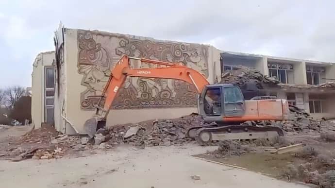 У Євпаторії окупанти знищили унікальну мозаїку Гуцульський танок