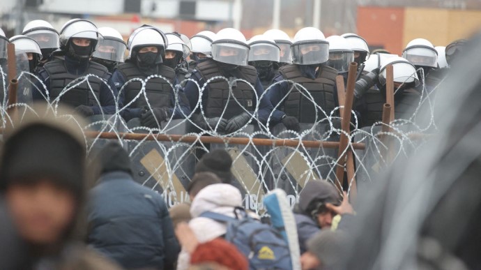 Мигранты пытаются прорваться в Польшу: бросают камни и ломают забор