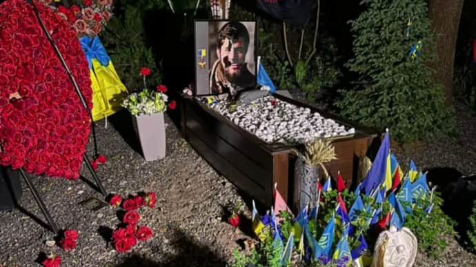 Наруга над могилами героїв у Києві: затриманій призначать судово-психіатричну експертизу
