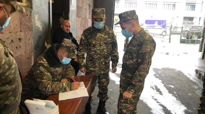 Сын премьера Армении Пашиняна записался добровольцем в армию