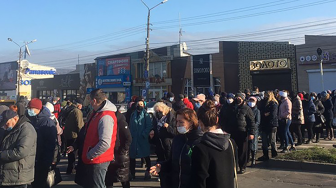 В Черновцах сотни предпринимателей перекрыли дорогу из-за карантина