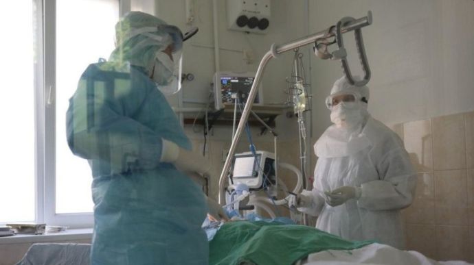 В воскресенье в Украине зафиксировали 417 больных с COVID, госпитализировали 433 человека