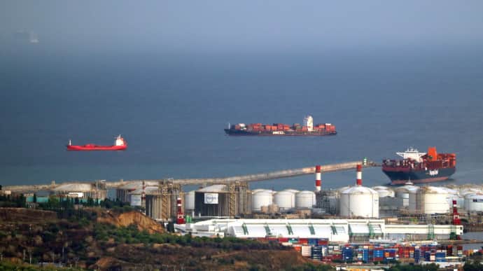 У суверенних водах Іспанії зафіксували два російські десантні кораблі й танкер