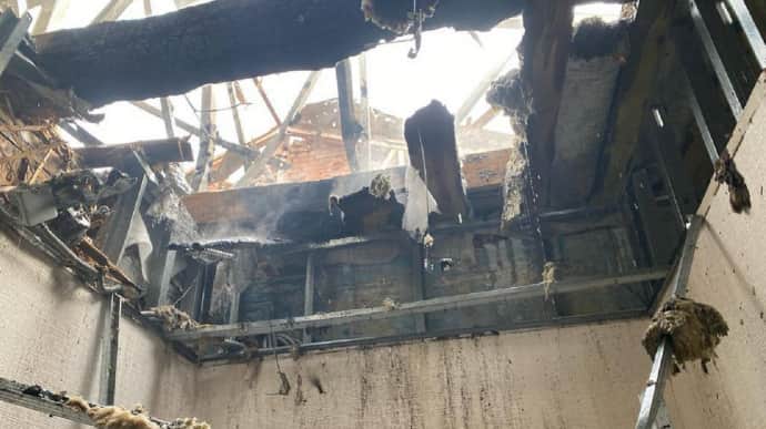 Цієї ночі окупанти зруйнували триповерховий готель на Харківщині: під завалами людина
