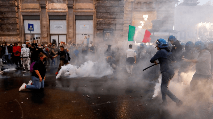 Демонстранти в Римі вийшли проти COVID-паспортів для робітників, хотіли прорватися до офісу прем'єра