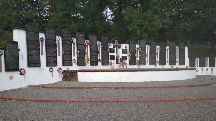 У поліції думають, що пошкодити панно меморіального комплексу в Сваляві могла погода