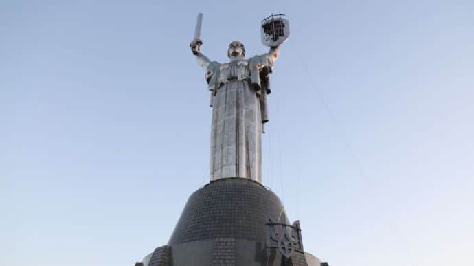 Trident being installed on shield of Motherland Monument