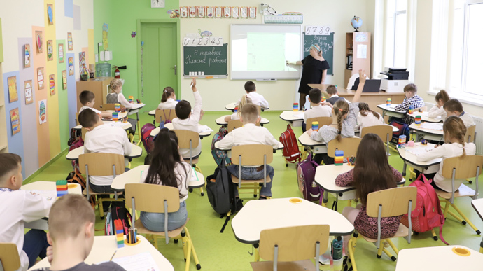 Киев возобновляет обучение в школах