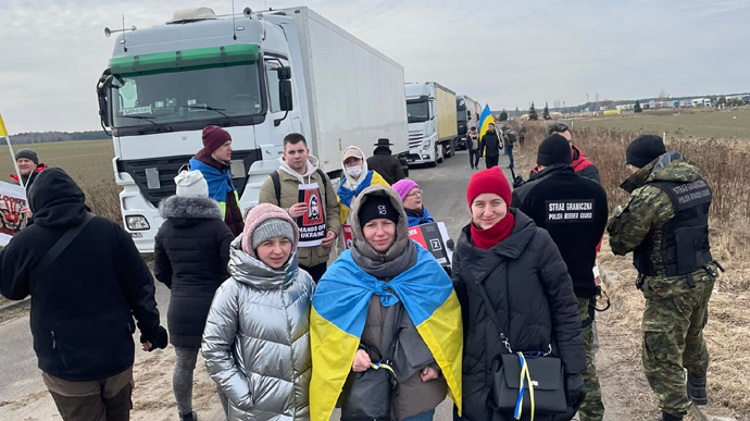 Активисты третьи сутки блокируют на границе Польши фуры, следующие в РФ и Беларусь