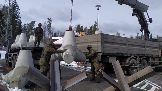 Польща почала встановлювати протитанкові укріплення на кордоні з Білоруссю