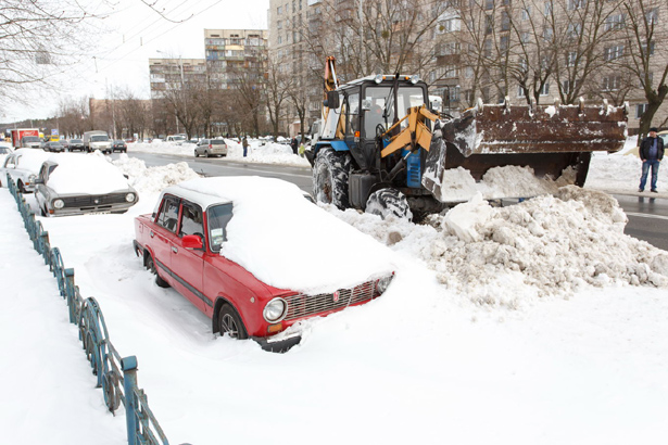 Киев, снегоуборочная техника загребает припаркованные машины