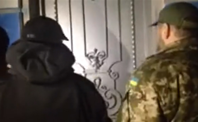 Активисты пришли к особняку Порошенко спросить о пропавшем добровольце