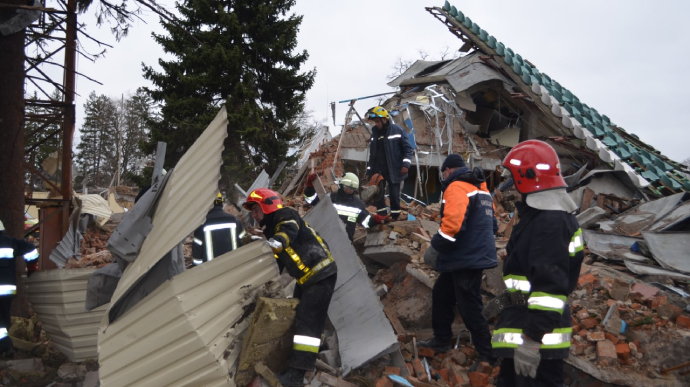 Более 40 тел уже достали в Бородянке из-под завалов