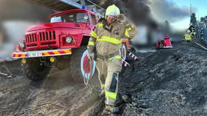 На Київщині більше сотні пожежників уже пів доби гасять промисловий обʼєкт, що спалахнув після удару РФ