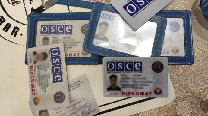 В Киеве мошенники торговали фейковыми удостоверениями ОБСЕ по 1500 евро