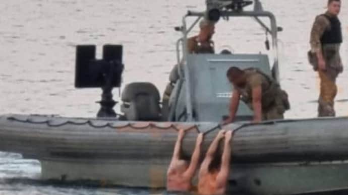 Военные моряки спасли в Одессе пятерых человек, которых отнесло в море