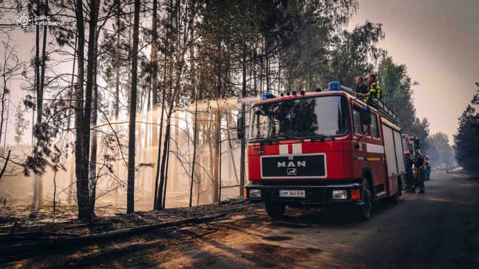 У Чорнобильський зоні нова пожежа: залучили 4 сотні рятувальників, гасять уже 2-гу добу