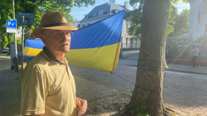 В Гааге каждый день вывешивают огромный флаг Украины перед посольством РФ
