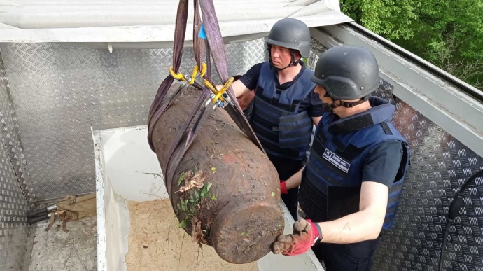 Шукачі металобрухту знайшли 250-кілограмову німецьку бомбу
