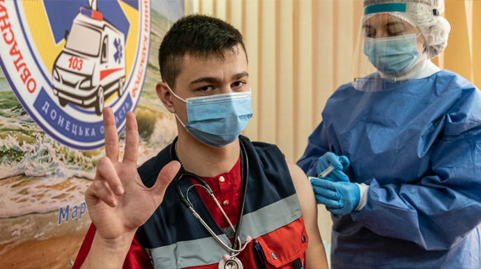 Більше половини українців за обов’язкову вакцинацію представників певних сфер