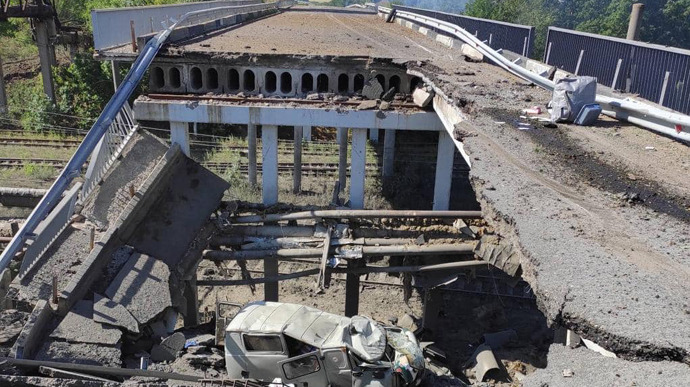 Россияне уничтожают с вертолетов дороги и мосты, ведущие в Лисичанск – Гайдай