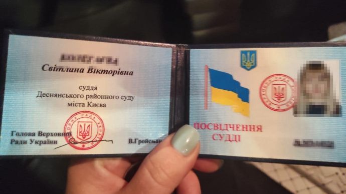 Судья, которая выпившая сбила столб в Киеве, получила штраф и потеряла права