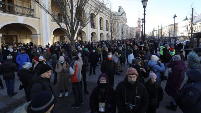 Акції проти війни пройшли у півсотні міст Росії: затримано 2700 людей