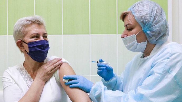 В одному з муніципалітетів РФ заманюють на вакцинацію вугіллям та стрижкою