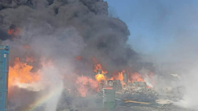 В порту Новороссийска крупный пожар: пылает грузовой терминал
