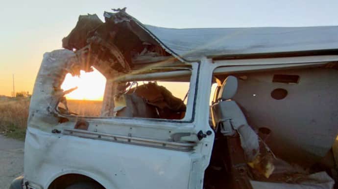 Росіяни вдарили FPV-дроном по евакуаційному автобусу на Херсонщині