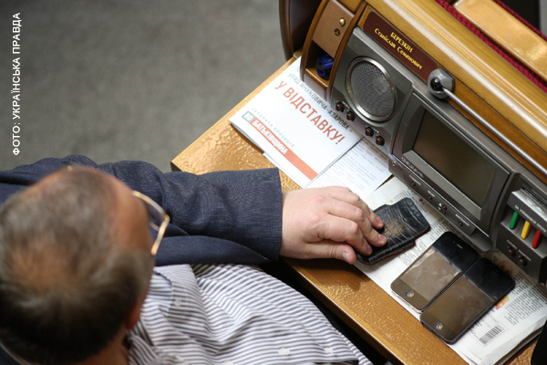 А оппозиция тем временем агитировала всех за отставку правительства Азарова