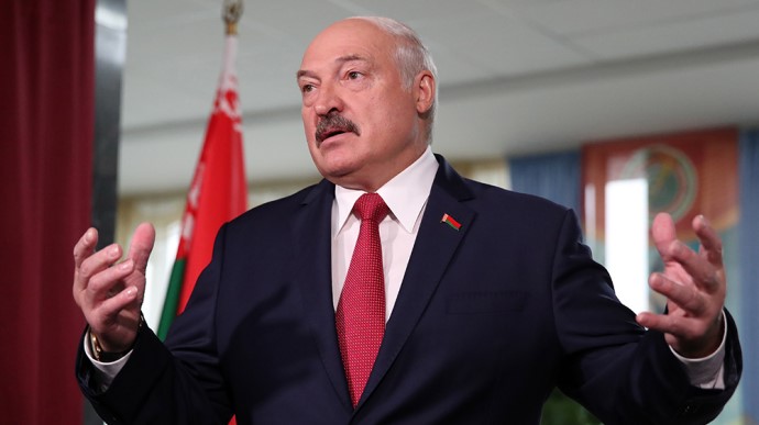Лукашенко заявил о ввозе в Беларусь тонн оружия из Украины