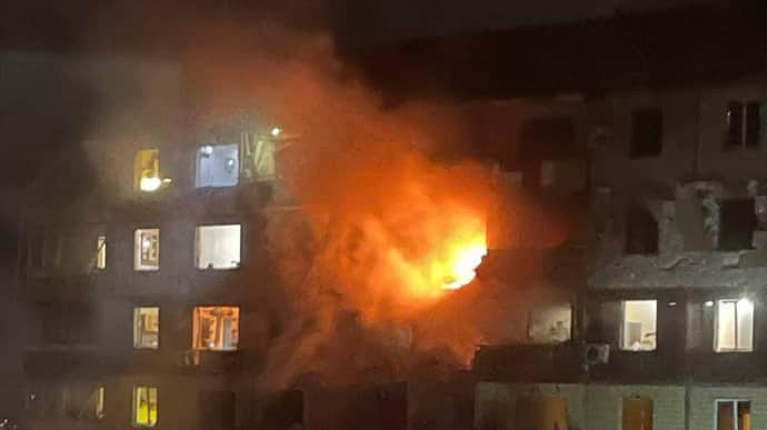 В Кривом Роге в результате российской атаки загорелась многоэтажка, есть погибшие