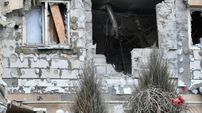 Russia attacks Kherson this morning, hitting residential building – photo, video