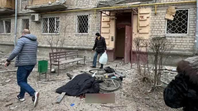Russians strike residential area in Kharkiv, killing 1 and wounding 19, children among them – video 